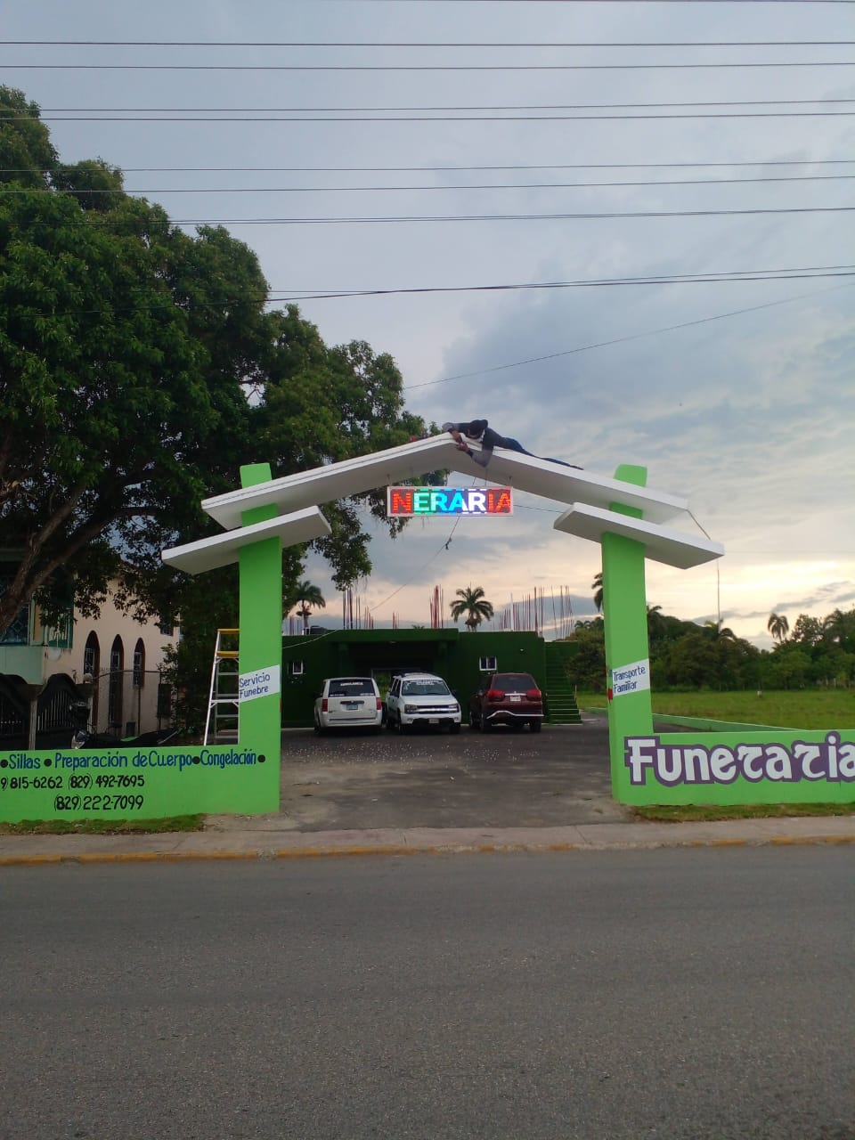 Fachada serena de Funeraria Dahinel